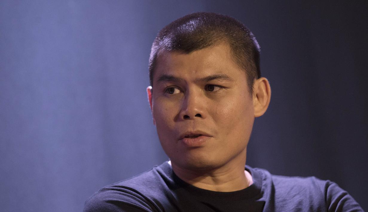 Turut hadir legenda hidup tinju Indonesia, Chris John saat timbang badan Daud Yordan dan Yoshitaka Kato. (Bola.com/Vitalis Yogi Trisna)