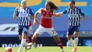 Gelandang Arsenal, Matteo Guendouzi berebut bola dengan striker Brighton & Hove Albion, Neal Maupay pada lanjutan pertandingan Liga Inggris di The American Express Community Stadium, Sabtu (20/6/2020). Sempat unggul, Arsenal tumbang 1-2 di tangan Brighton. (Gareth Fuller/ POOL / AFP)