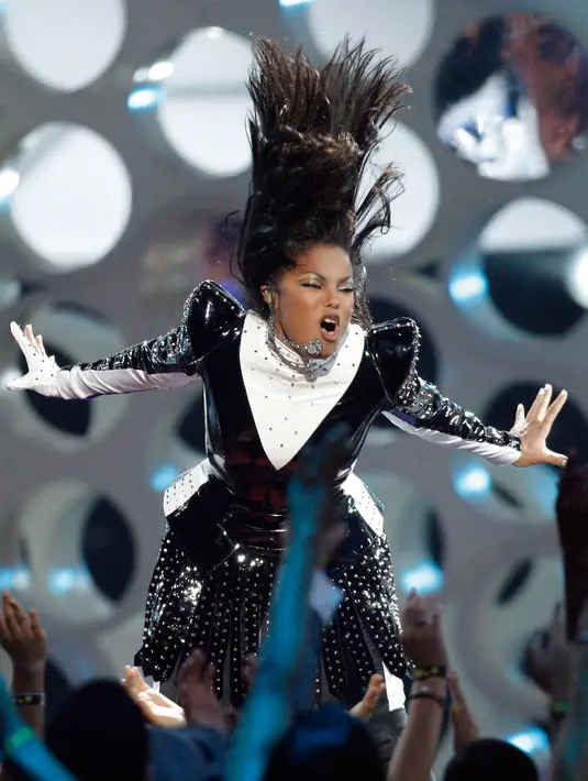 Banyak orang menanyakan kehamilan Janet di usia 50 tahun ini. Pasalnya tak banyak wanita yang masih bisa bereproduksi di usia yang bisa dibilang cukup tua ini. (AFP/Bintang.com)