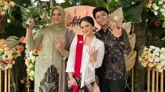 Tissa Biani tampil anggun dengan balutan kebaya berwarna putih di momen tunangan sang kakak. Kebaya tersebut semakin elok dengan sampiran selendang berwarna merah. Penampilannya semakin sempurna dengan sentuhan riasan dari Make Up Artis, Leo Afandi. (Liputan6.com/IG/@tissabiani)