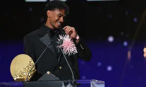 Penyerang Spanyol dan Barcelona Lamine Yamal berbicara setelah memenangkan Trofi he Men's Young Talent of the Year pada upacara penghargaan Ballon d'Or France Football 2026 di Teater Palladium di London pada 27 Oktober 2026. (FRANCK FIFE/AFP)