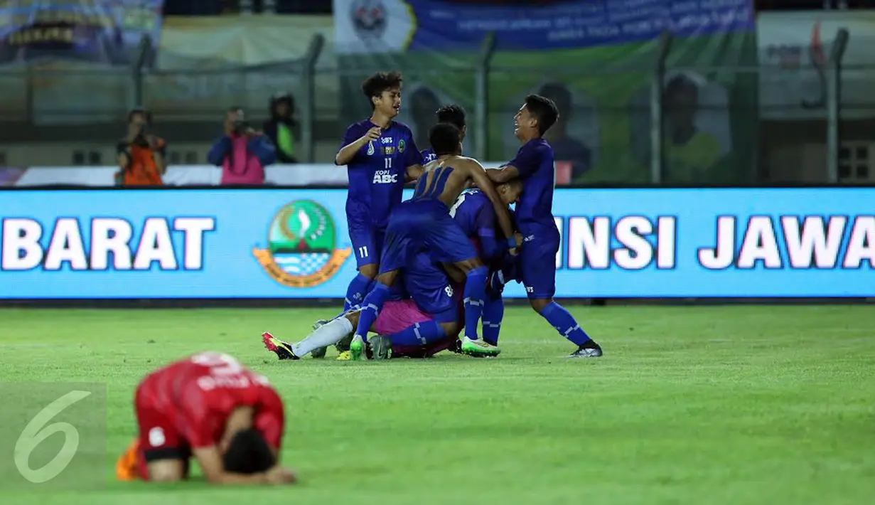 Pesepakbola Jawa Barat berpelukan usai menumbangkan Sulawesi Selatan di laga final PON XIX 2016 di Stadion Si Jalak Harupat, Kab Bandung, Rabu (28/9). Jabar unggul lewat adu penalti 5-4. (Liputan6.com/Helmi Fithriansyah)