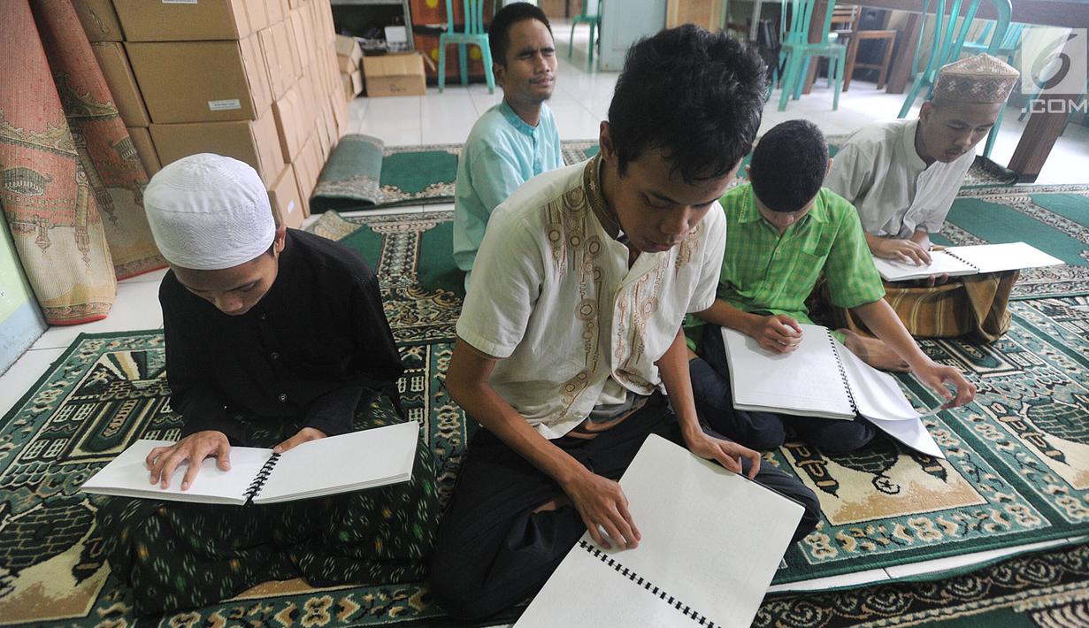 Suasana saat santri tunanetra belajar membaca Alquran braile di Pesantren Raudlatul Makfufin, Serpong, Tangsel, Banten, Rabu (23/5). Selain mencetak Alquran braile, pesantren ini juga memberi pengajaran kepada santri tunanetra. (Merdeka.com/Arie Basuki)