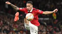 Gelandang Manchester United, Antony mengontrol bola saat menghadapi Omonia Nicosia pada laga fase Grup E Liga Europa 2022/2023 di Old Trafford Stadium, Manchester (13/10/2022). Antony menjadi pemain termahal yang dijual Ajax ke Premier League di Liga Inggris. Pemain asal Brasil ini dipinang Manchester United pada awal musim 2022/2023 dengan mahar senilai 95 juta euro atau setara Rp1,6 triliun. (AFP/Oli Scarff)