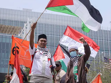 Massa dari Partai Buruh dan Konfederasi Serikat Pekerja Indonesia (KSPI) melakukan aksi unjuk rasa di depan Kedutaan Besar (Kedubes) Amerika Serikat, Jakarta, Selasa (10/10/2023). (Liputan6.com/Faizal Fanani)