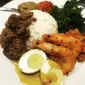 Rendang daging sapi, udang dan kentang sambal merah balado, kale, telur dalam saus kelapa, bakwan jagung, nasi, sambal merah dan hijau milik Maria Ismawaty. (Dok Pribadi)