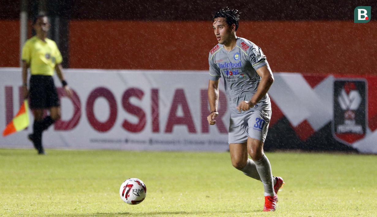 Ezra Walian merupakan pemain naturalisasi asal Belanda ketiga di Persib yang mampu mencetak gol, setelah sebelumnya ada Sergio van Dijk dan Raphael Maitimo. (Bola.com/Ikhwan Yanuar)