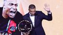 Pemain PSG, Kylian Mbappe mendapatkan penghargaan pemain terbaik Ligue1 Prancis pada acara yang berlangsung di Paris, Prancis, Senin (13/04/2024) waktu setempat. (AFP/Franck Fife)