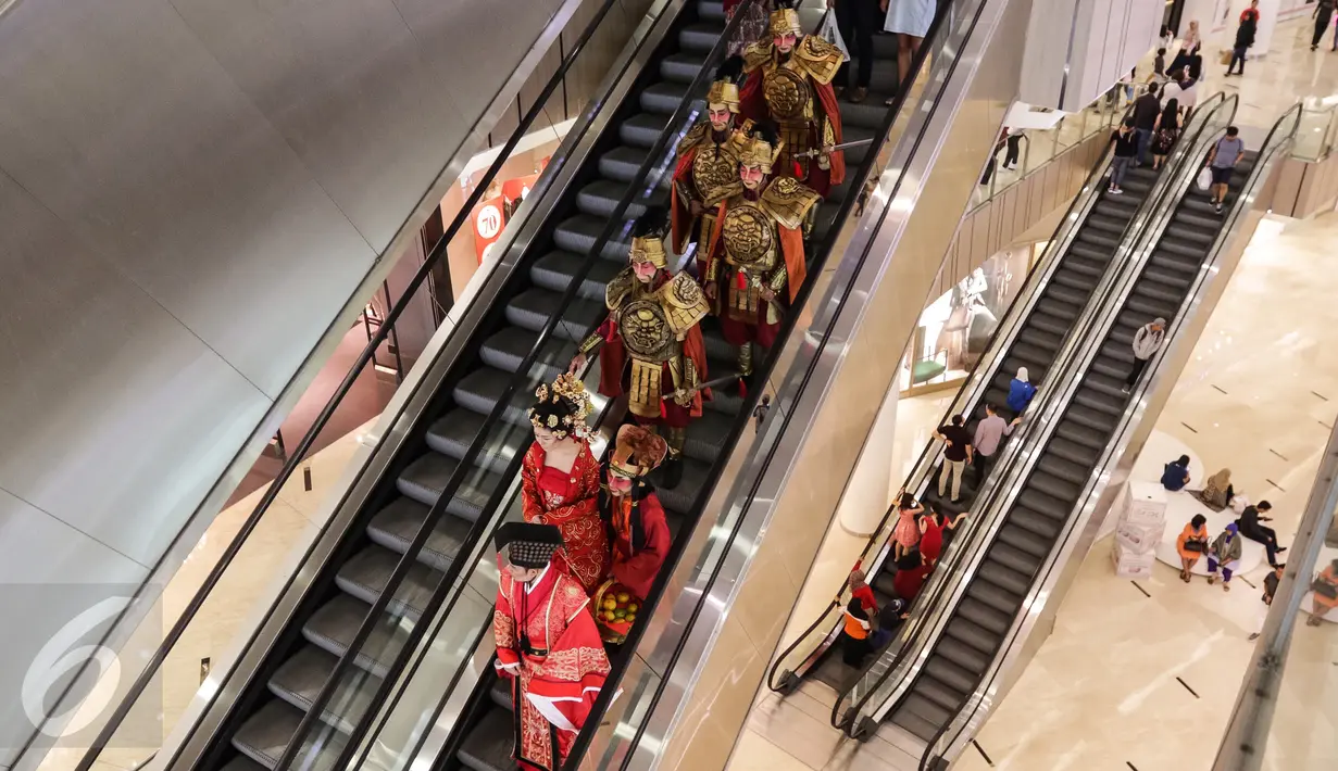 Sejumlah seniman mengenakan busana Dinasti China Swing of Empire Warrior tengah berparade menyapa pengunjung di Senayan City, Jakarta Sabtu (28/01). (Liputan6.com/Fery Pradolo)