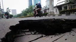 Lebih kurang 50 cm kedalaman jalan yang amblas di depan Wisma Bakrie, Kuningan, Jakarta, (12/8/2014). (Liputan6.com/Faizal Fanani)