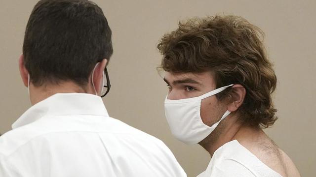 Payton Gendron di Pengadilan Kota Buffalo, Sabtu, 14 Mei 2022, di Buffalo, New York Gendron didakwa atas tuduhan pembunuhan tingkat pertama atas penembakan di supermarket dan diperintahkan ditahan tanpa jaminan. (Mark Mulville/The Buffalo News via AP)