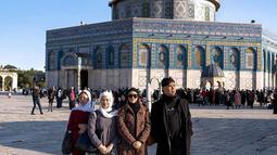 Safeea bersama ibu, ayah dan juga kakak sambungnya itu terlihat begitu akrab saat menikmati liburan. Selain ke Masjid Al-Aqsa, mereka juga berkunjung ke Yordania. Selepas itu, rombongan juga melaksanakan ibadah umrah di Mekkah. (Liputan6.com/IG/@mulanjameela1)
