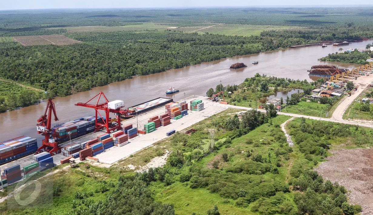 Suasana kapal tongkang saat bersandar di Pelabuhan PT. Indah Kiat Pulp and Paper,  Kabupaten Siak, Riau, (18/07). Kapal tongkang hanya bisa masuk dan bersandar dengan ketinggian maksimal 17 meter dari permukaan laut. (Liputan6.com/Fery Pradolo)