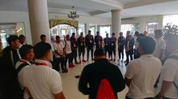 Mengintip persiapan skuat Persija Jakarta sebelum berangkat ke stadion saat masih berada di Hotel Saigon Kimlien, Vietnam, Selasa (6/3/2018). Persija melakoni laga Piala AFC melawan Song Lam Nghe An. (Bola.com/Reza Khomaini)