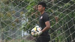 Kiper Persija Jakarta, Gianluca Rossi, saat latihan di Lapangan Sutasoma, Jakarta, Senin (26/3/2018). Macan Kemayoran merekrut kiper Timnas Indonesia U-19 untuk mengisi kuota tambahan. (Bola.com/Asprilla Dwi Adha)