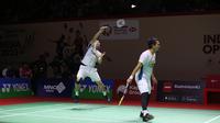 Ganda putra Indonesia, Mohammad Ahsan/Hendra Setiawan saat menghadapi ganda putra Thailand, Supak Jomkoh/Kittinupong Kedren pada laga babak 32 besar Kejuaraan bulu tangkis Indonesia Open 2023 di Istora Senayan, Jakarta, Rabu (14/6/2023). Mohammad Ahsan/Hendra Setiawan menang dua game langsung 21-16, 21-17. (Bola.com/Bagaskara Lazuardi)