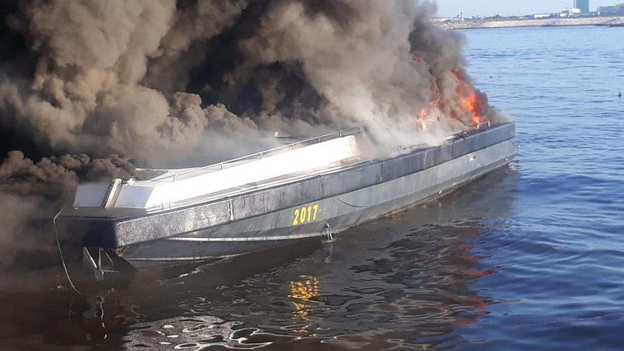 Kapal patroli super cepat milik Dit Polair Polda Sulsel meledak (Liputan6.com/ Eka Hakim)