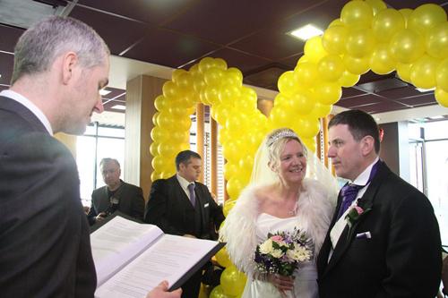 Pernikahan berlangsung di McDonald Milton Keynes | Photo: Copyright mirror.co.uk