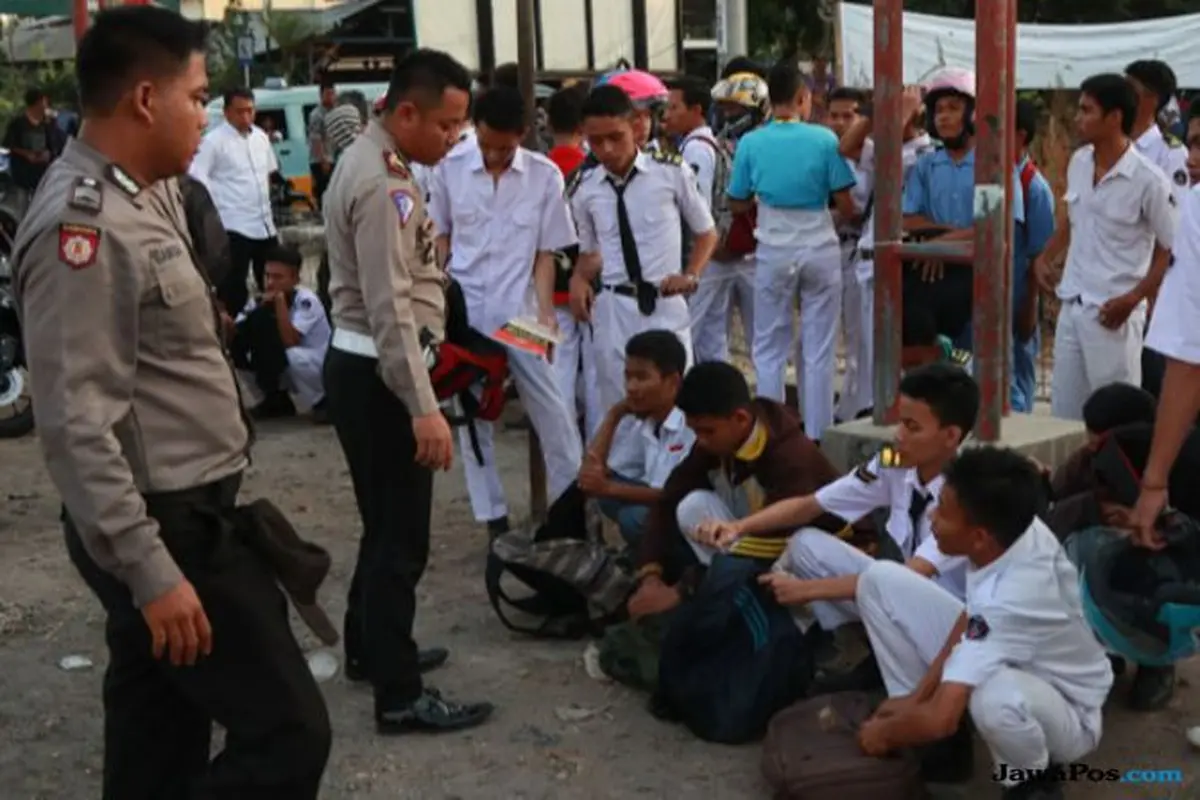 Kesal Dibubarkan Saat Tawuran, Pelajar SMK di Cirebon Tantang Polisi Tembak Dirinya