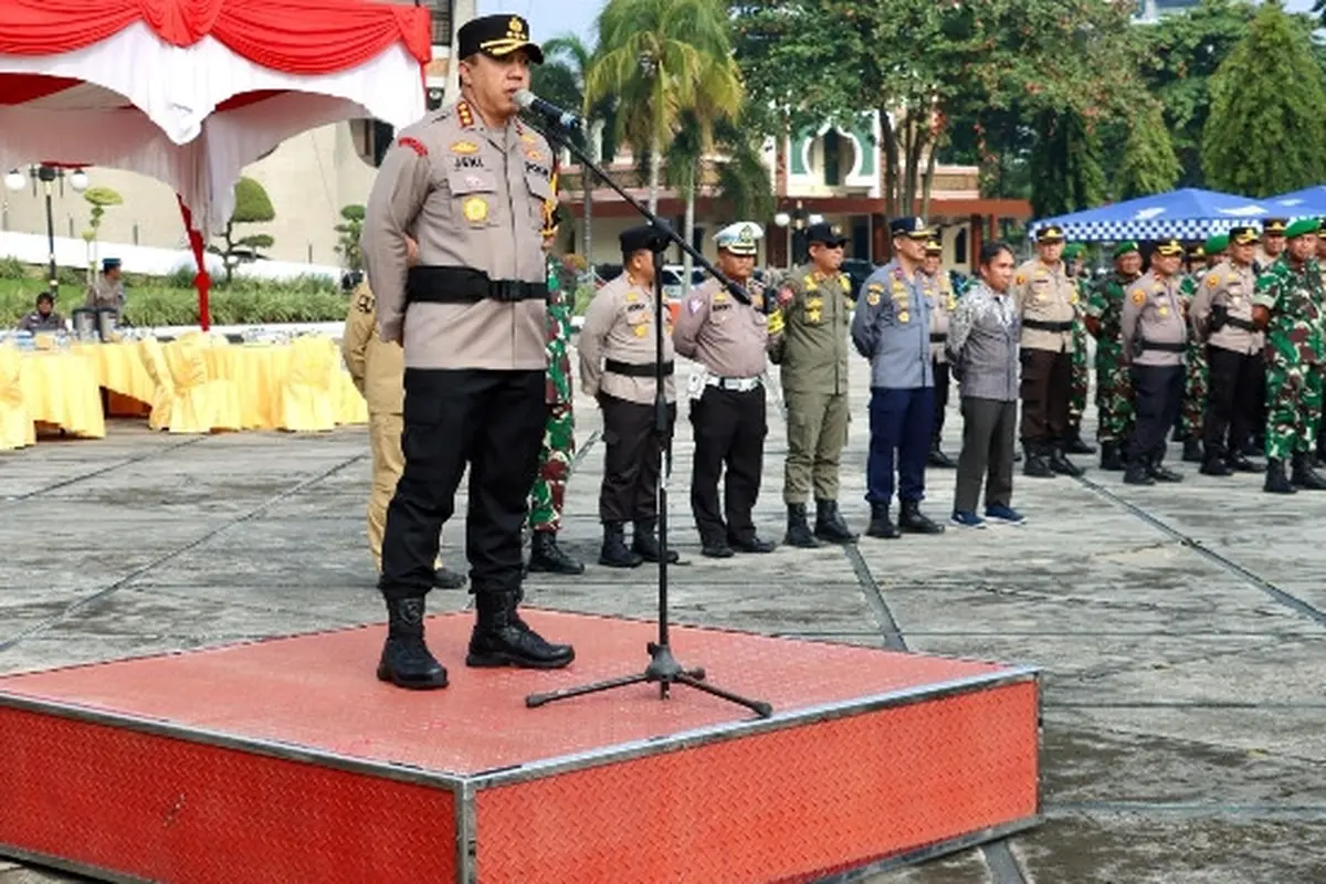 Kepala Polresta Pekanbaru Kombes Jeki Rahmat Mustika saat memimpin apel pergeseran pasukan pengaman Pemilu 2024 ke TPS.