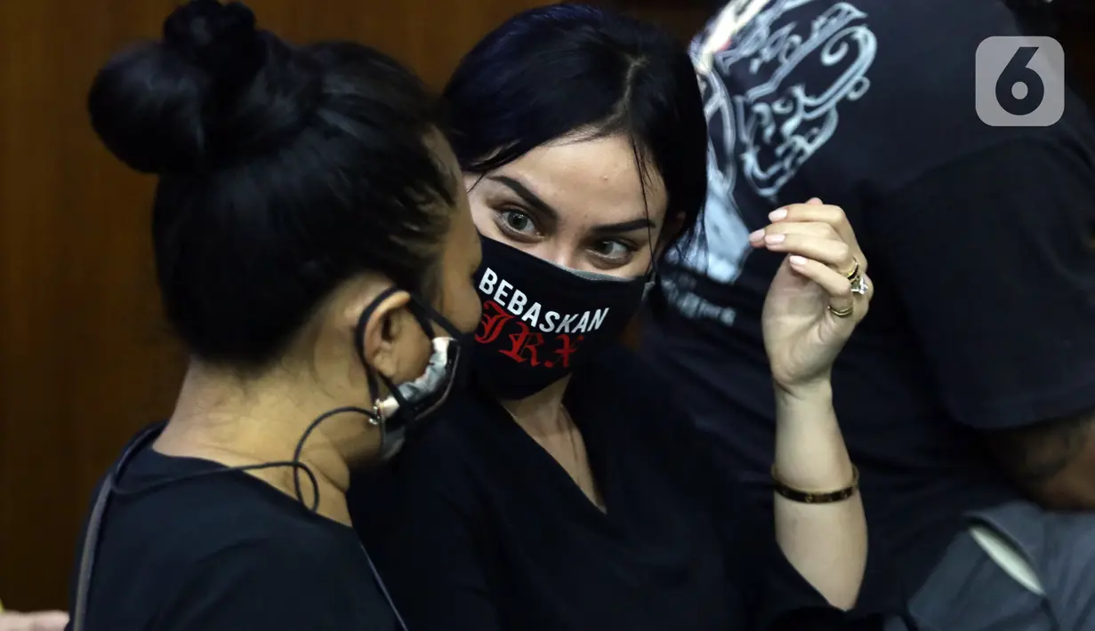 Nora Alexandra saat menghadiri sidang pembacaan putusan atas kasus dugaan pengancaman terhadap pegiat media sosial Adam Deni dengan terdakwa musisi I Gede Ari Astina alias Jerinx di Pengadilan Negeri (PN) Jakarta Pusat, Kamis (24/2/2022). (Liputan6.com/Helmi Fithriansyah)