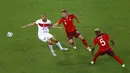 Pemain Turki Burak Yilmaz (kiri) berebut bola dengan pemain Swiss Nico Elvedi (tengah) pada pertandingan Grup A Euro 2020 di Stadion Olimpiade Baku, Baku, Azerbaijan, Minggu (20/6/2021). Swiss menang 3-1. (Naomi Baker/Pool via AP)