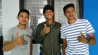 Gian Zola Nasrulloh, Ahmad Subagja Baasith, dan Sugianto bangga bisa masuk Persib senior. (Bola.com/Erwin Snaz)
