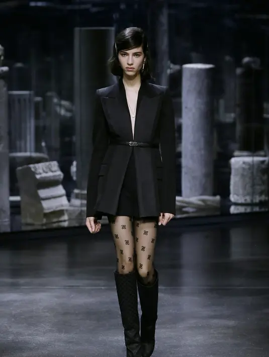 Detail yang diambil dari warisan Karl Lagerfeld adalah monogram kaligrafi dan sepati FENDI First dengan tumit arsitekturnya yang telah dikerjakan ulang untuk era yang baru. Foto: Document/FENDI.