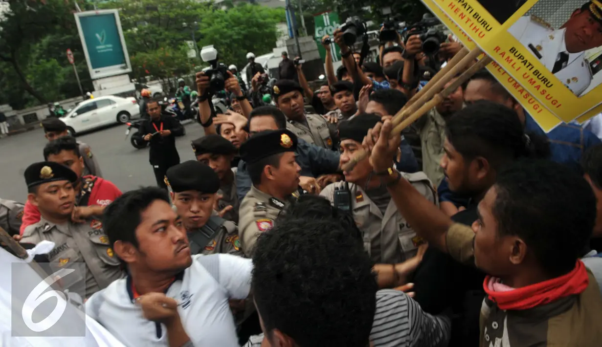 Ketegangan terjadi antara massa FPMM dengan Polisi saat aksi di depan KPK, Jakarta, Jumat (26/8). Mereka mendesak KPK mengusut Bupati Buru yang diduga melakukan korupsi. (Liputan6.com/Helmi Afandi)