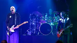 Billy Corgan (kiri), Jimmy Chamberlin (tengah), dan James Iha (kanan) dari The Smashing Pumpkins tampil di Metro, Chicago, Amerika Serikat, 20 September 2022. (Photo by Rob Grabowski/Invision/AP)