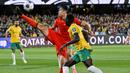 Pemain China, Zhang Yuning mengontrol bola dibayangi pemain Australia pada laga lanjutan Grup C Kualifikasi Piala Dunia 2026 yang berlangsung di Adelaide Oval, Adelaide, Australia, Kamis (10/10/2024). (AFP/Brenton Edwards)