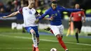 Kylian Mbappe mencoba melewati Hordur Magnusson pada laga kedua Kualifikasi Piala Eropa 2020 Grup H yang berlangsung di Stadion Stade de France, Paris, Selasa (26/3). Perancis menang 4-0 atas Islandia. (AFP/Martin Bureau)