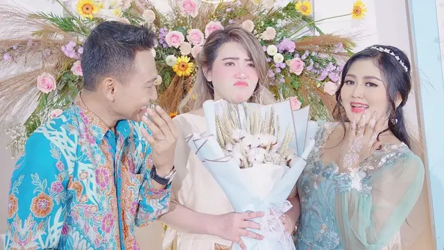 7 Potret Via Vallen dan Adiknya yang Jarang Tersorot, Kompak Banget