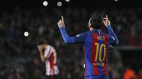 Reaksi penyerang Barcelona, Lionel Messi, usai mencetak gol ke gawang Athletic Bilbao, pada Leg 2 Babak 16 Besar Copa del Rey 2016-2017, di Estadio Camp Nou, Kamis (12/1/2017) dini hari WIB. Messi mencetak gol via tendangan bebas.  (EPA/Quique Garcia)