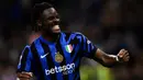 Di penghujung babak pertama, Inter Milan membuka keunggulan setelah Yann Aurel Bisseck berhasil memanfaatkan bola muntah di zona pertahanan Lazio pada menit ke-45+2. (Nicolo Campo/AFP)
