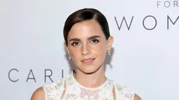 Emma Watson menghadiri makan malam The Kering Foundation's Caring for Women di The Pool on Park Avenue, New York City, Amerika Serikat, 15 September 2022. Aktris berusia 32 tahun itu tampak anggun dalam balutan gaun putih tipis dengan detail renda bunga yang rumit saat berpose di The Pool on Park Avenue. (Dia Dipasupil/Getty Images/AFP)