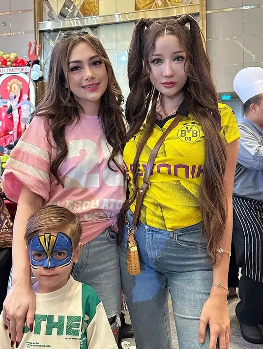 Lucinta Luna juga hadir mengenakan jersey kuning dari klub Jerman Borussia Dortmund yang dipadukan celana denim panjang. [@lucintaluna_manjalita]
