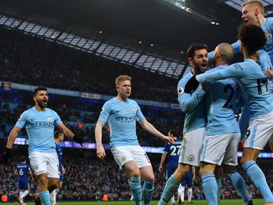 Para pemain Manchester City merayakan gol Bernardo Silva saat melawan Chelsea pada lanjutan Premier League di Etihad Stadium, Manchester, (4/3/2018). Manchester City menang 1-0.  (AFP/Anthony Devlin)