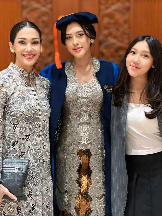Queena Putri Mieke Amalia saat Wisuda. [@mieke_amalia]