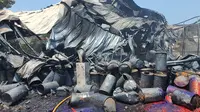 Kebakaran pabrik karung di Tapos, Depok berhasil dipadamkan setelah petugas Damkar berjibaku selama tiga jam. (Liputan6.com/Dicky Agung Prihanto)