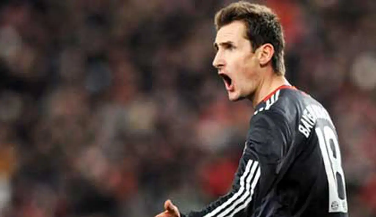 Reaksi striker Bayern Muenchen Miroslav Klose di laga lanjutan Bundesliga melawan VfB Stuttgart di Stuttgart, 19 Desember 2010. Muenchen menang 5-3. AFP PHOTO / CHRISTOF STACHE 