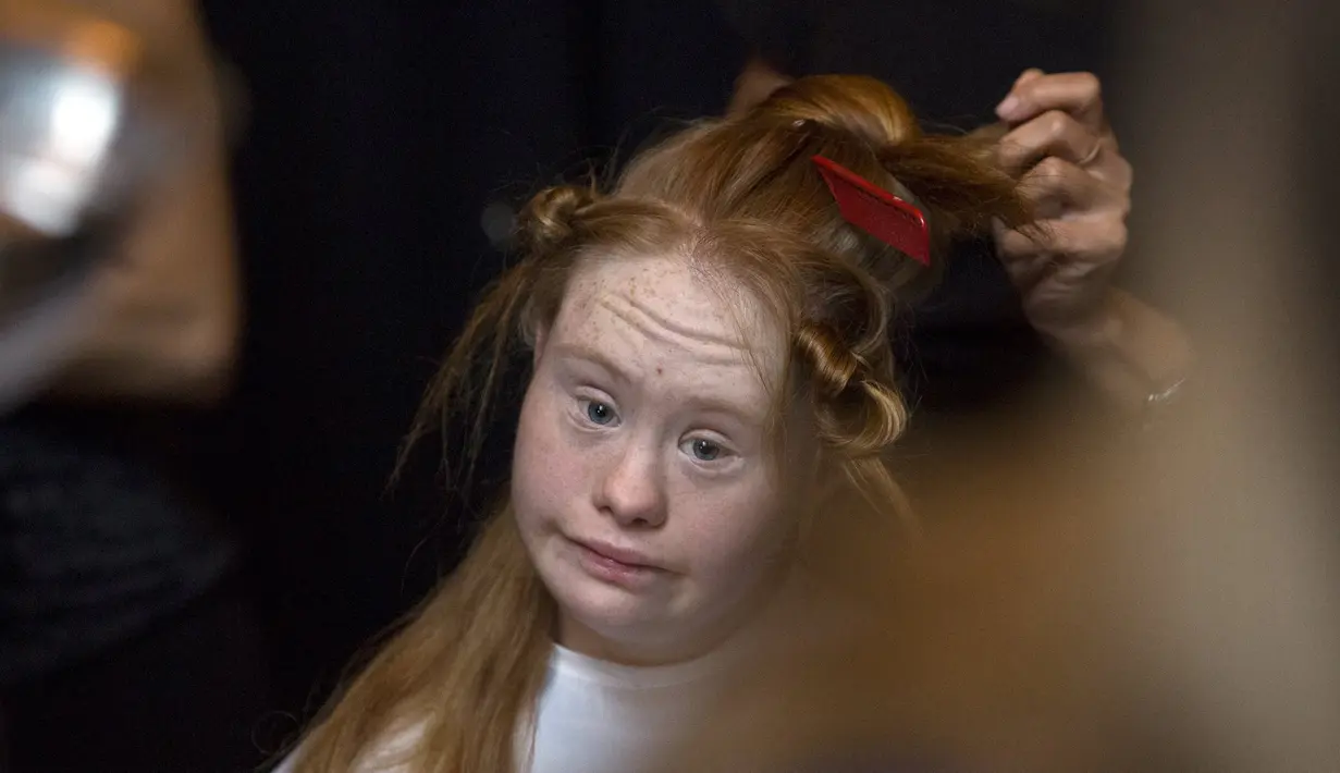 Madeline Stuart, model Australia dengan down syndrome bersiap sebelum tampil menggunakan koleksi Hendrik Vermeulen untuk Musim Panas dan Semi 2016 di acara peragaan busana New York Fashion Week, Minggu (13/9/2015). (REUTERS/Andrew Kelly)