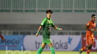 Pemain PS TNI, Hoong Soon-hak saat melawan Borneo FC pada lanjutan Liga 1 2017 di Stadion Pakansari, Bogor, Senin (17/4/2017). PS TNI bermain imbang 2-2 dengan PBFC. (Bola.com/Nicklas Hanoatubun)