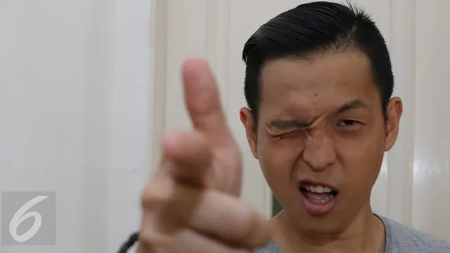 Ernest Prakasa Sajikan Komedi Dosis Tinggi di Film Ngenest - ShowBiz