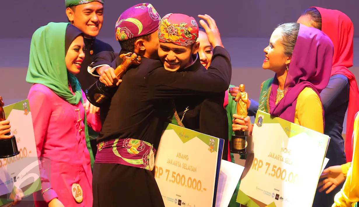 Dony Febriansyah (tengah) dipeluk rekannya saat terpilih  menjadi Abang None Jakarta Selatan 2016 di Jakarta, Jumat (20/5).Acara tersebut dihadiri juga oleh Wakil Wali Kota Jakarta Selatan, Irmansyah. (Liputan6.com/Angga Yuniar)