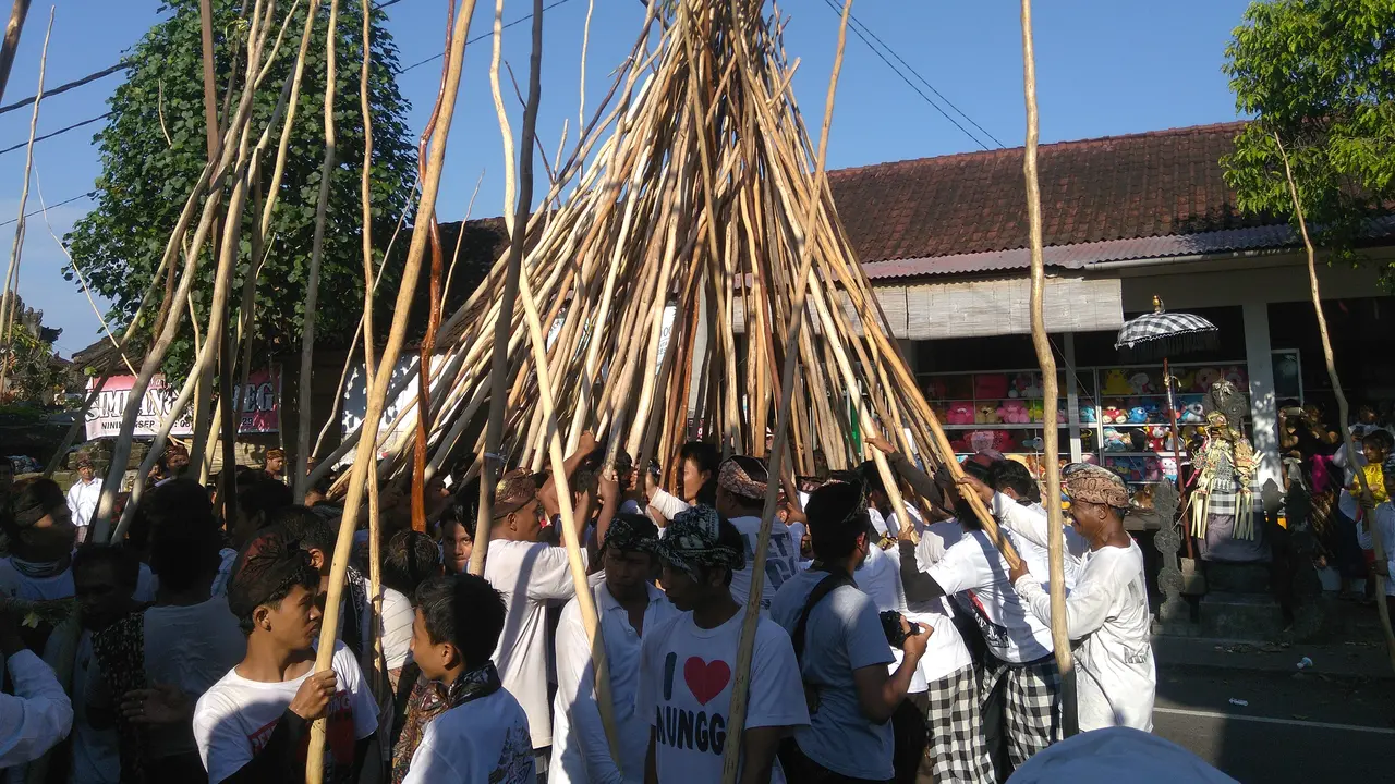 Mekotekan, Tradisi Peperangan yang Mempersatukan Anak Muda Bali 