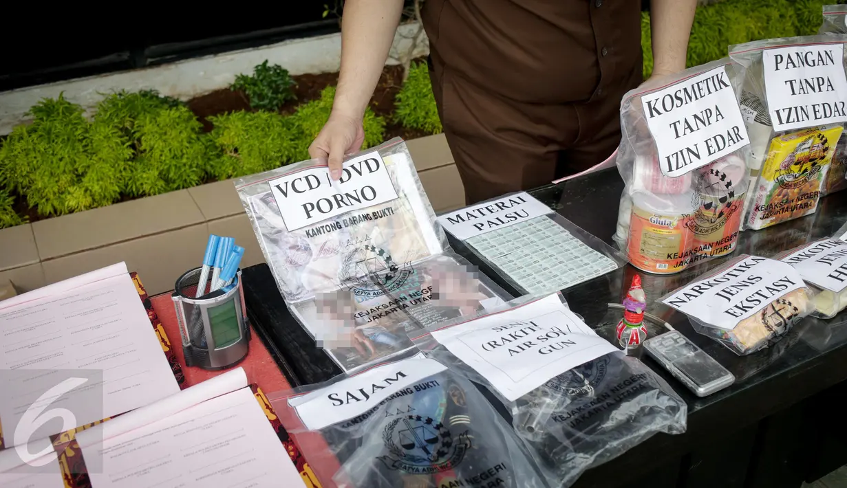 Puluhan barang bukti persidangan diperlihatkan saat pemusnahan barang bukti persidangan di Kejaksaan Negeri Jakarta Utara, Kamis (16/3). Terdapat 3.367 unit materai palsu, 3.367 keping DVD/VCD Porno yang ikut dimusnahkan. (Liputan6.com/Faizal Fanani)