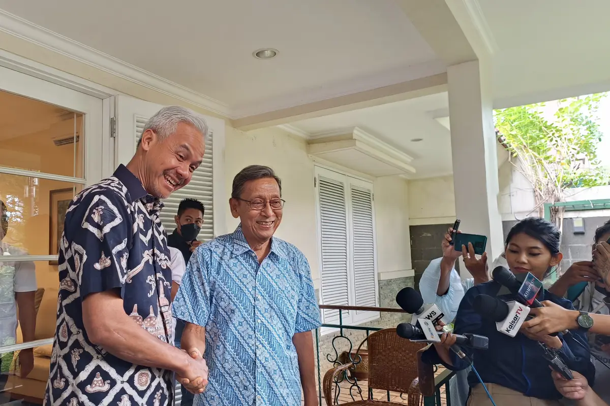 Mantan Wakil Presiden (Wapres) RI, Boediono bersama Ganjar Pranowo (Merdeka.com/Alma Fikhasari)