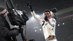 Pemain Manchester United, Amad Diallo melakukan selebrasi setelah mencetak gol ke gawang Liverpool pada laga lanjutan Liga Inggris 2024/2025 di Anfiled, Liverpool, Inggris, Minggu (05/01/2025). (AFP/Darren Staples)