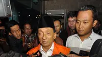 Ketua DPRD Kabupaten Bangkalan, Fuad Amin Imron keluar dari gedung KPK mengenakan rompi berwarna oranye, Jakarta, Selasa (2/12/2014). (Liputan6.com/Miftahul Hayat)